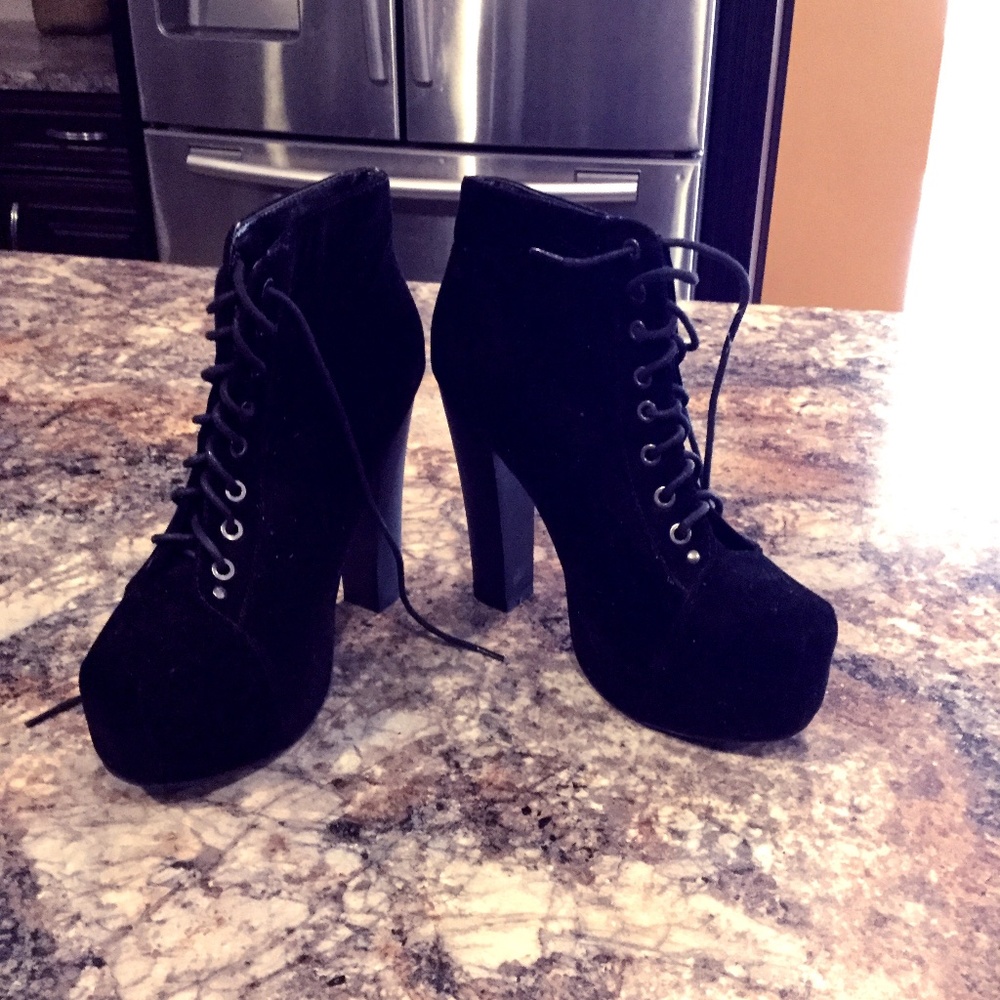 BLACK HIGH HEELS 8.5